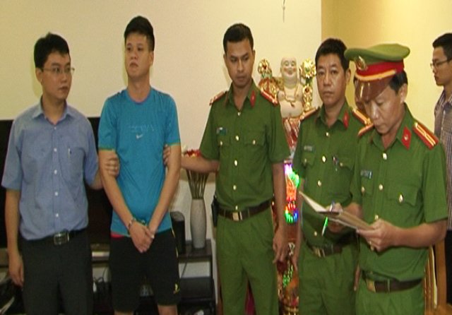 Cơ quan cảnh sát điều tra đọc lệnh bắt giam đối với Hồ Công Nhật Quang (thứ 2 từ trái)