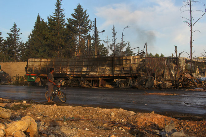 Một xe tải trong đoàn xe cứu trợ của LHQ bị phá hủy trong vụ không kích ngày 19-9 Ảnh: Reuters