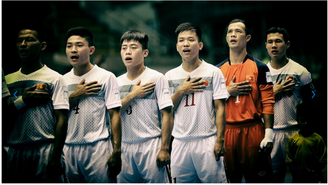 Các cầu thủ VN hát Quốc ca trước trận đấu. Ảnh: FIFA