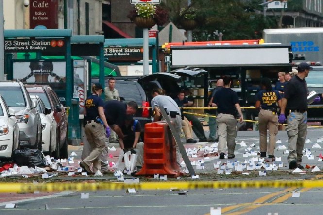 Cảnh sát tại hiện trường vụ đánh bom ở New York - Ảnh: AFP