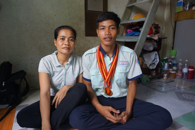 Thạch Sơn Sa Binh và mẹ trong căn phòng trọ ở quận Bình Tân, TP.HCM - Ảnh: M.DUNG
