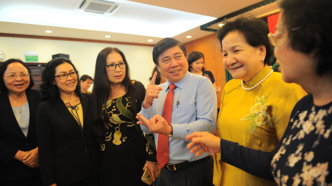 Chủ tịch UBND TP.HCM Nguyễn Thành Phong trao đổi với phụ nữ tiêu biểu tại buổi gặp gỡ ngày 21-9 - Ảnh: TỰ TRUNG
