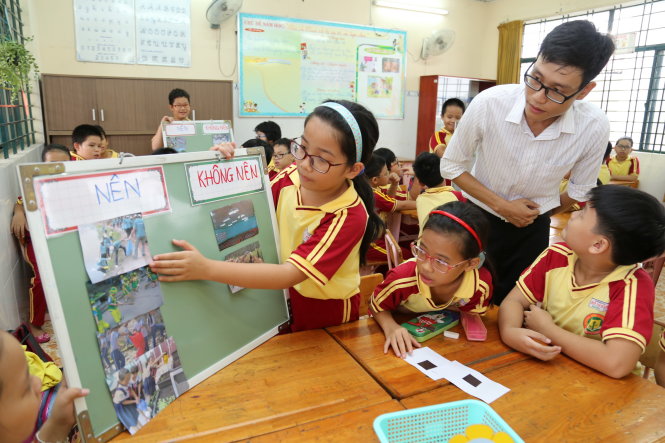 Tiết học ngoại khóa về bảo vệ môi trường của học sinh lớp 4 Trường tiểu học Hồ Văn Huê,  Q.Phú Nhuận, TP.HCM - Ảnh: NHƯ HÙNG