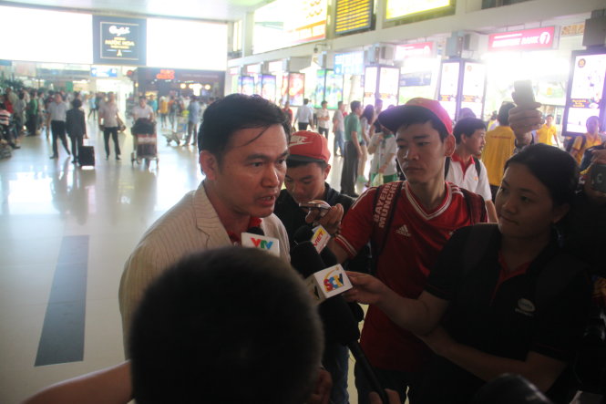 Ông Trần Anh Tú trả lời phỏng vấn truyền thông tại sân bay Tan Sơn Nhất. Ảnh: H.D