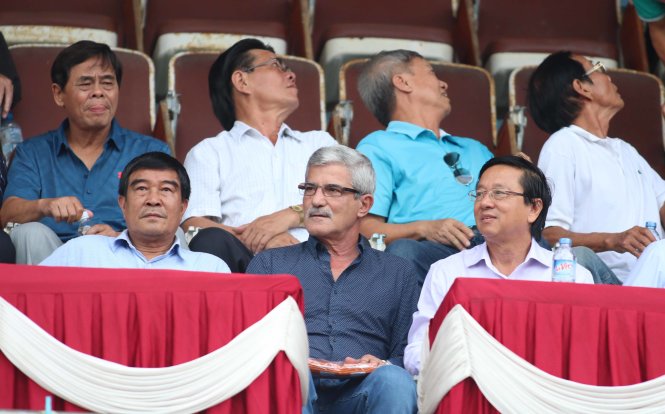 Cựu HLV CLB Đồng Tâm Long An (nay là Long An) Henrique Calisto đến dự khán trận play-off. Ảnh: N.K