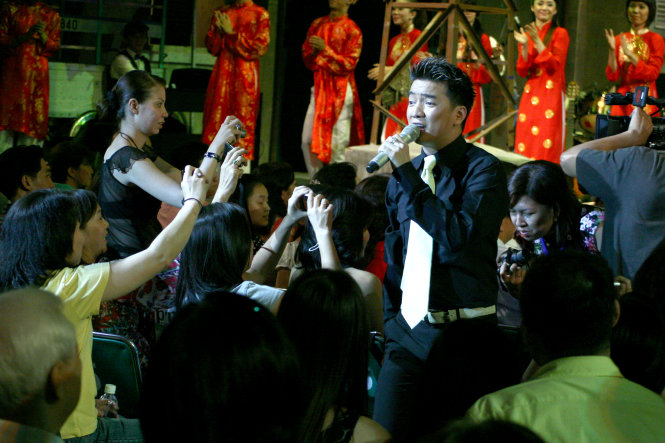 Ca sĩ Đàm Vĩnh Hưng trong vòng vây khán giả tại live show Thương hoài ngàn năm tối mùng 1 Tết (7-2-2008) - Ảnh: Gia Tiến