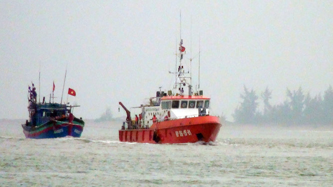 Tàu cứu hộ Hải đội 2, BĐBP Nghệ An đang lai dắt tàu bị nạn của ngư dân vào bờ trưa 24-9 - Ảnh: HÙNG PHONG