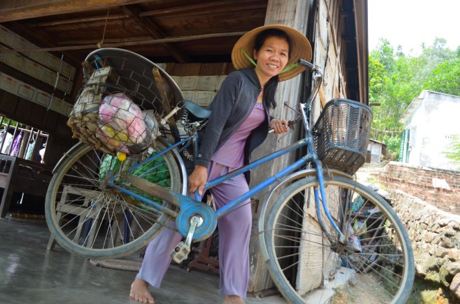 Hằng ngày bà Lệ mưu sinh bằng chiếc xe đạp chở rau củ này để nuôi cả gia đình - Ảnh: Tấn Lực