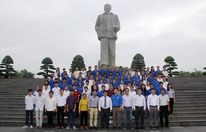 Các tân sinh viên và ban tổ chức đến báo công và chụp hình lưu niệm tại Quảng trường Hồ Chí Minh, TP Vinh - Ảnh: DOÃN HÒA