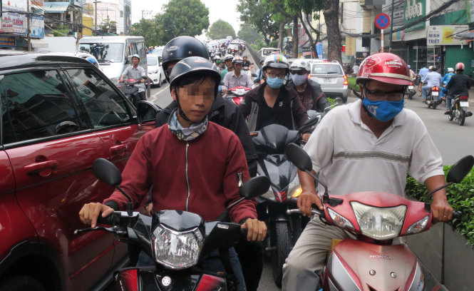 Những người đi xe máy chạy ngược chiều khi xuống dốc cầu vượt Nguyễn Tri Phương và 3 Tháng 2, Q.10, TP.HCM  - Ảnh: T.T.D.