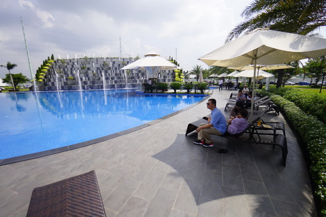 Khu hồ bơi thác tràn 9 tầng phong cách Singapore gây chú ý của người dân. Ảnh QUANG ĐỊNH.