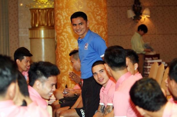 HLV Kiatisak nói chuyện cùng các học trò khi toàn đội Thái Lan đặt chân đến UAE. Ảnh: Bangkok Post