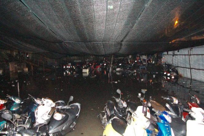 Hầm xe nơi hơn 1000 xe máy bị ngập - Ảnh: P.K