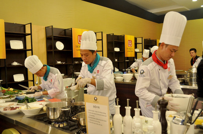 Các thành viên BKG đều đánh giá năm nay các đầu bếp có sự chuẩn bị chu đáo hơn cho phần thi của mỗi đội  - Ảnh: V.V.TUÂN