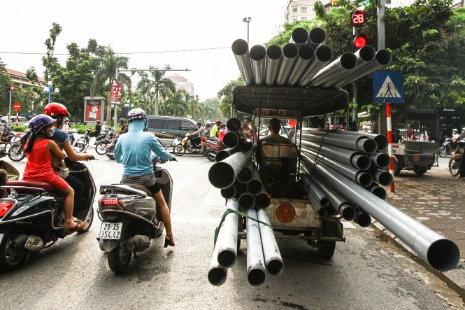 Chiếc xe chở nhiều ống nhựa và kim loại cỡ lớn di chuyển tiềm ẩn nguy cơ gây tai nạn giao thông trên phố Hà Nội - Ảnh: Nguyễn Khánh