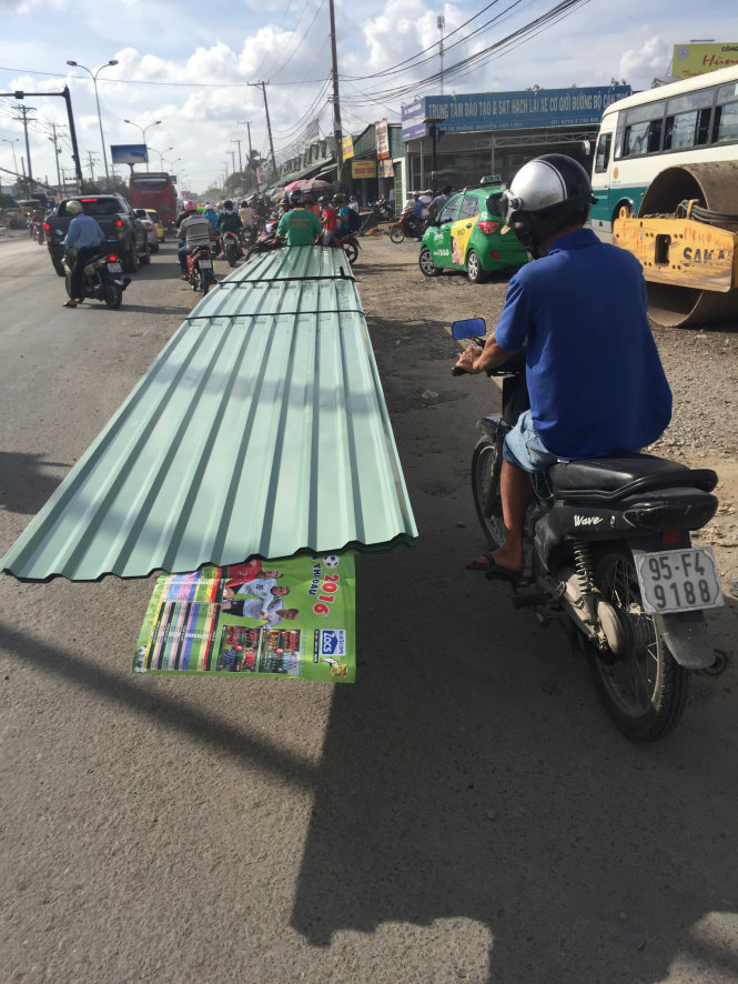 Chiếc máy chở tôn dài cả chục met lưu thông trên đường Nguyễn Văn Linh (Q.Ninh Kiều, TP.Cần Thơ) chiều 24-9 - Ảnh: Chí Quốc