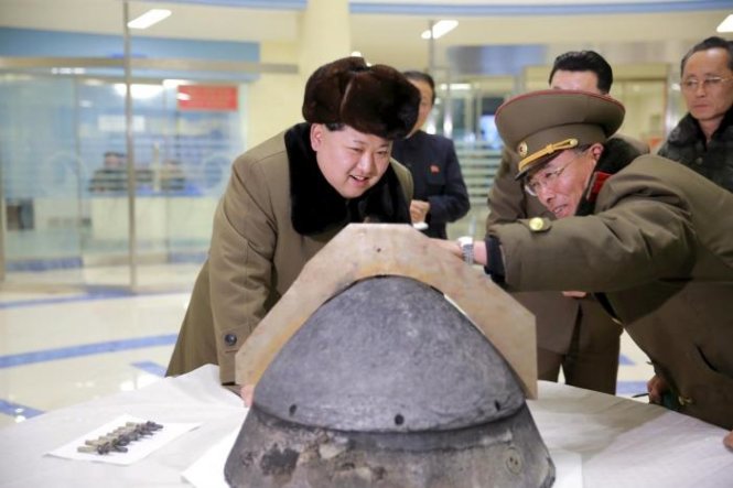 Lãnh đạo Triều Tiên Kim Jong Un (trái) đang xem một đầu đạn tên lửa hồi tháng 3. Ảnh: Reuters