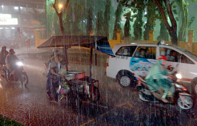 Tất tả về nhà trong mưa (ảnh chụp trên đường Trương Định, Q.3, TP.HCM chiều 27-9) - Ảnh : NGUYỄN CÔNG THÀNH