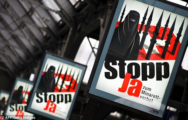 Các poster tuyên truyền trong chiến dịch vận động ủng hộ lệnh cấm burqa tại những nơi công cộng ở Thụy Sĩ - Ảnh: Getty Images