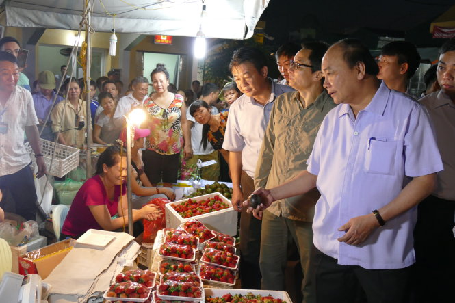 Sự có mặt bất ngờ của Thủ tướng làm nhiều tiểu thương, lái xe, người làm thuê ở chợ Long Biên bất ngờ - Ảnh: LÊ KIÊN
