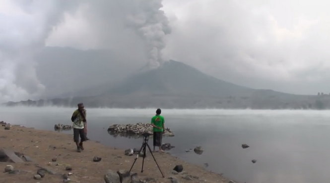 Núi lửa Barujan phun cột tro khói cao 2.000m hôm 27-9 - Ảnh chụp từ clip