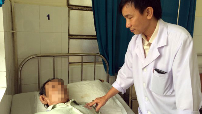 Bác sĩ BV Nguyễn Tri Phương hỏi thăm sức khỏe ông Danh - Ảnh: Lê Thanh Hà