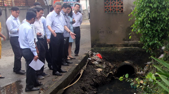 Ông Lê Văn Khoa (giơ tay) phó chủ tịch UBND TP đề nghị khen thưởng mô hình tổ dân phố tự quản rạch thoát nước tại khu phố 4, P.Hiệp Bình Chánh, Q.Thủ Đức - Ảnh Q.KHẢI