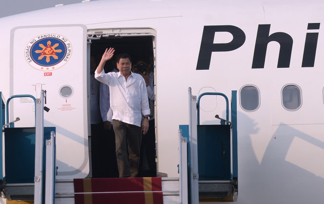 Tổng thống Philippines xuống sân bay Nội Bài - Ảnh: Hoàng Nam