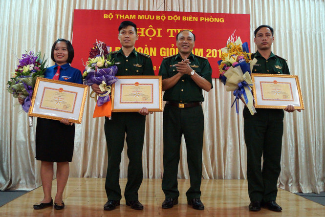 Lãnh đạo Bộ Tham mưu và Ban Thanh niên BĐBP trao giải cho các thí sinh xuất sắc tại hội thi