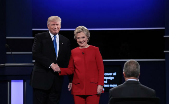 Sau khi bắt tay nhau, bà Clinton và ông Trump bước vào cuộc tranh luận - Ảnh: AFP