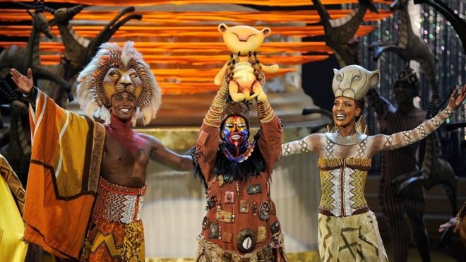 Các diễn viên đang biểu diễn một phiên bản dành cho sân khấu của Vua sư tử - Ảnh: Getty Images
