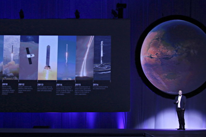 Tỉ phú Elon Musk giới thiệu những bước tiến chinh phục không gian của tập đoàn của ông - Ảnh: Reuters
