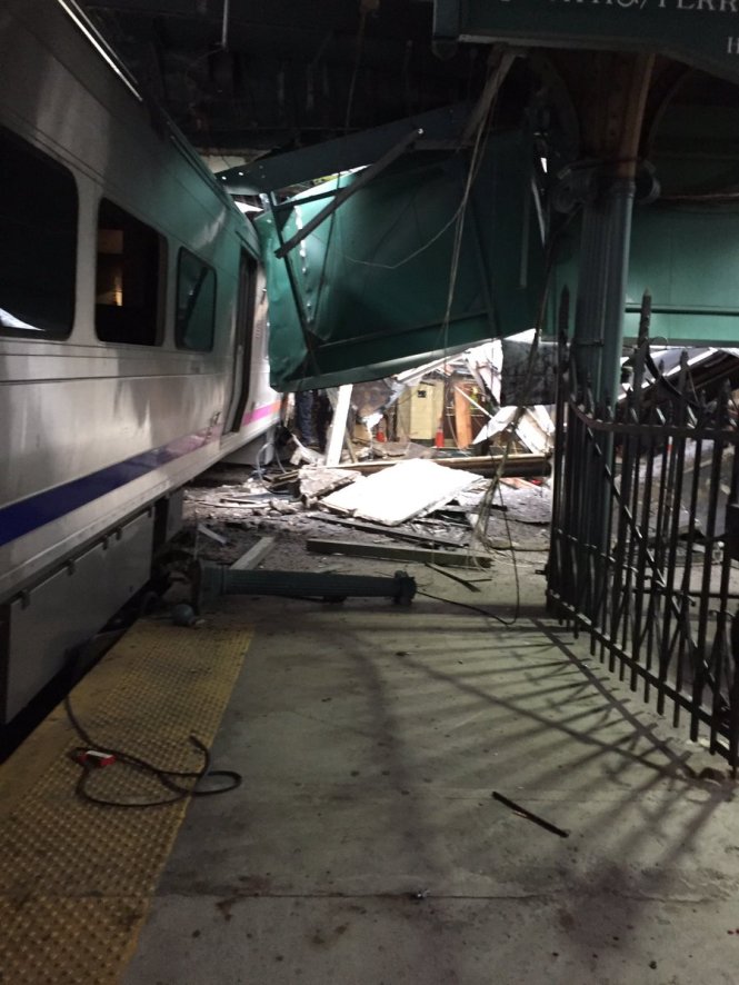 Khu vực hiện trường nhà ga bị phá hỏng sau vụ tai nạn - Ảnh: Twitter