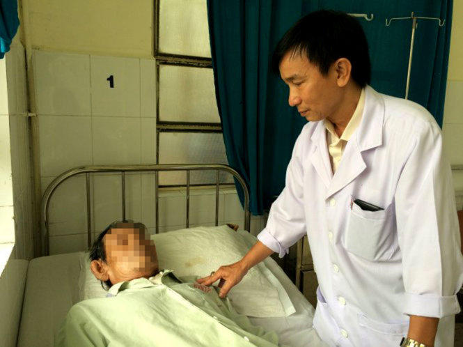 Bác sĩ BV Nguyễn Tri Phương hỏi thăm sức khỏe ông Danh - Ảnh: LÊ THANH HÀ