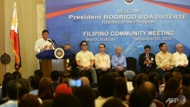 Ông Duterte phát biểu trong một cuộc gặp mặt với cộng đồng người Philippines tại Hà Nội - Ảnh: AFP