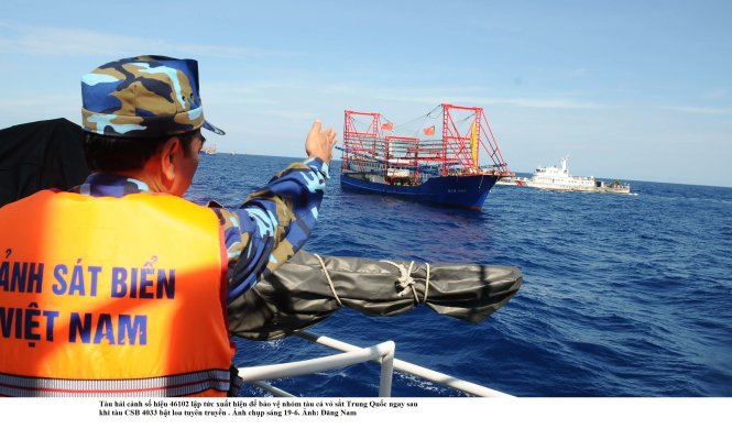 Tàu cá Trung Quốc, phía sau là tàu hải cảnh, xâm nhập sâu vùng biển Việt Nam - Ảnh: ĐĂNG NAM