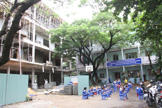 Trường THCS Lê Hồng Phong với một bên là công trường một bên là lớp học - Ảnh: ĐOÀN CƯỜNG