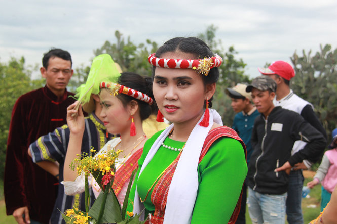 Một thiếu nữ trong đội múa rước y trang thần Pô Klong Garai sau buổi lễ - Ảnh: TRUNG TÂN