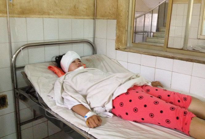 Nữ sinh Phương Dung đang được điều trị tại Bệnh viện Đa khoa Bình Phước - Ảnh: B.L