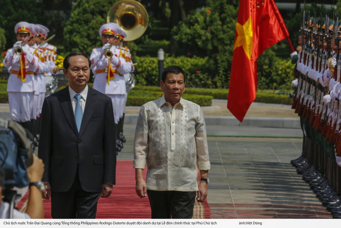 Chủ tịch nước Trần Đại Quang (trái) và Tổng thống Philippines Rodrigo Duterte cùng duyệt đội danh dự - Ảnh: VIỆT DŨNG