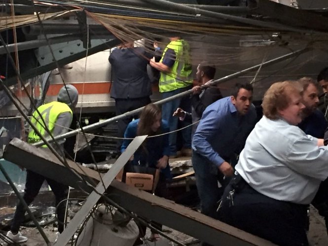 Hành khách rời khỏi chiếc tàu gặp nạn trong nhà ga Hoboken, New Jersey - Ảnh: AFP