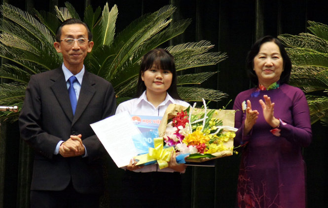 Bà Trương Thị Ánh, phó chủ tịch HĐND TP.HCM (phải) khen thưởng sinh viên Nguyễn Ngọc Phương Anh, thủ khoa khóa 1 Học viện Cán bộ TP.HCM - Ảnh: TRẦN HUỲNH