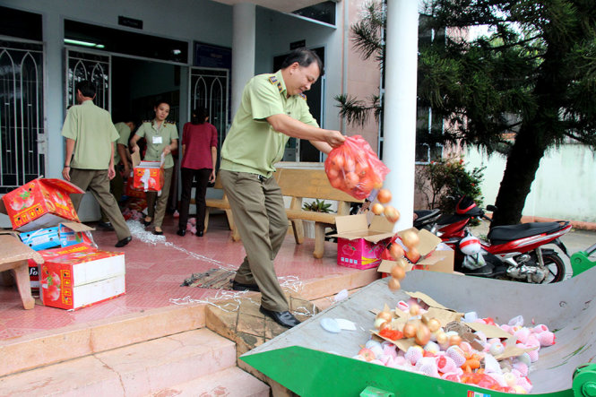 Trái cây, củ quả bị tịch thu mang tiêu hủy - Ảnh: B.L