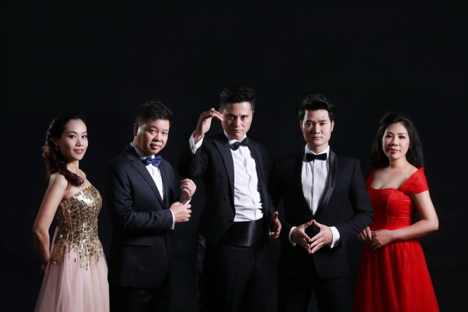 Các nghệ sĩ Duyên Huyền, Đăng Dương, Lê Ha My, Đào Mác và Hồng Vy (từ trái qua) trong Tình yêu và đam mê - Ảnh: HBSO