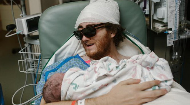 Anh Cagney Jessica hạnh phúc bên con trai mới sinh - Ảnh: Sarah Boccolucci Photography