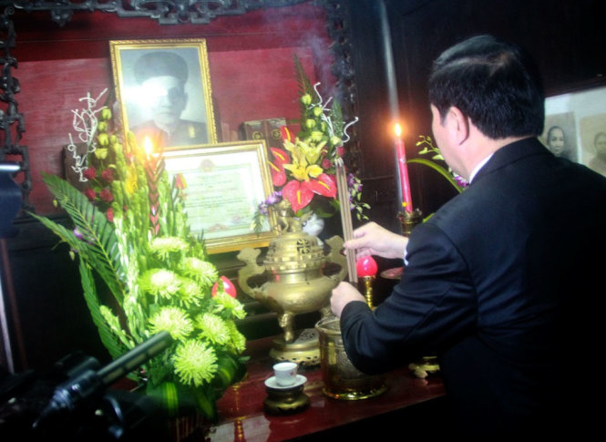 Chủ tịch nước Trần Đại Quang viếng hương tưởng nhớ cụ Huỳnh Thúc Kháng - Ảnh: LÊ TRUNG
