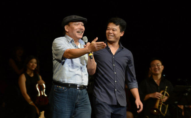 Trần Tiến bất ngờ lên sân khấu bắt tay giám đốc âm nhạc Hồng Kiên khi được thưởng thức những bản phối 