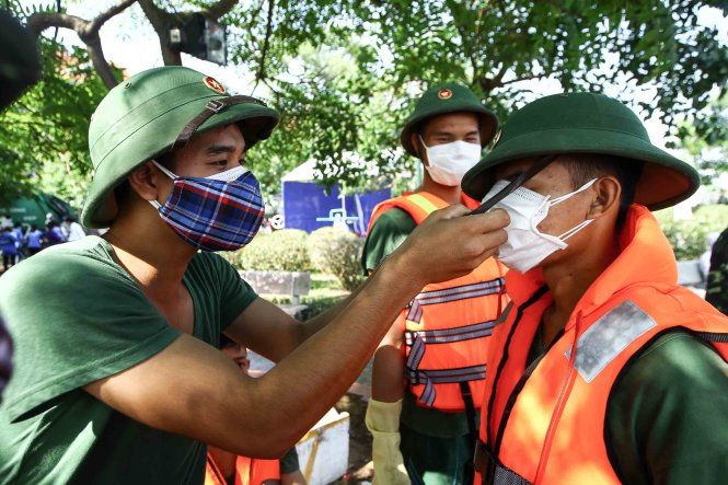 Các chiến sĩ của Bộ tư lệnh Quân khu Thủ Đô đã được huy động để hỗ trợ việc dọn dẹp xác cá chết - Ảnh: Nguyễn Khánh