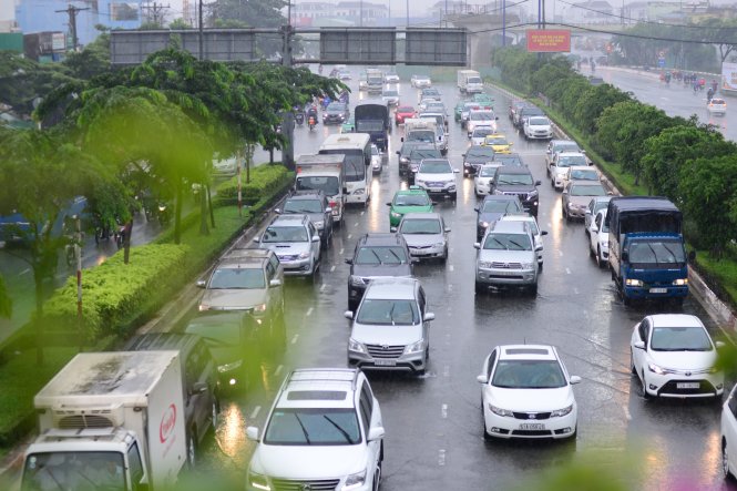 Xe ô tô xếp hàng dài dưới mưa trên đường Điện Biên Phủ, Q.Bình Thạnh - Ảnh: Lê Phan