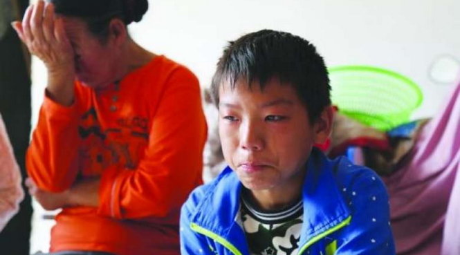 Cậu bé Shi Luyao, 11 tuổi, bật khóc khi kể lại hành trình đi trị bệnh của mình - Ảnh: ASIA NEWS NETWORK